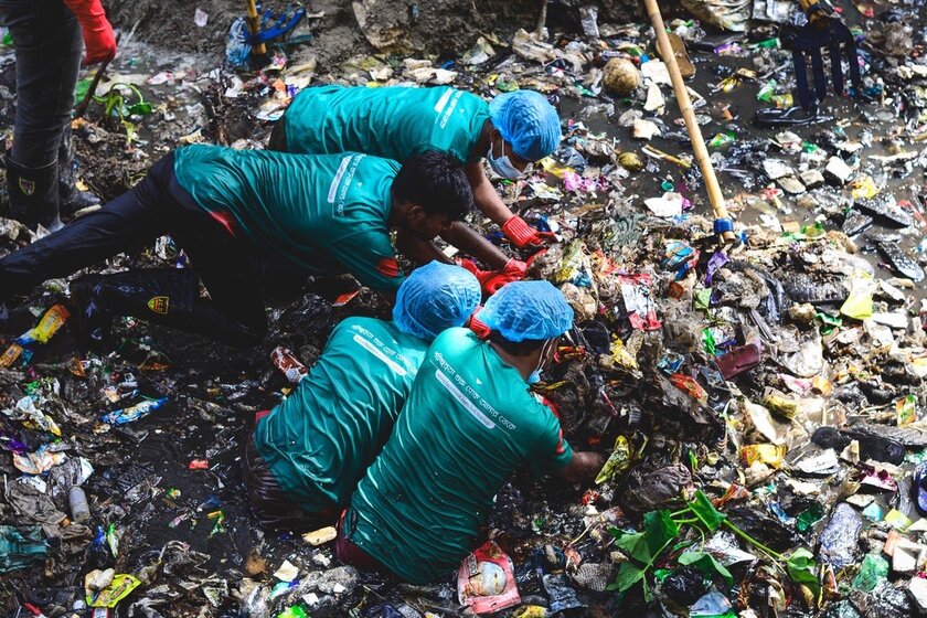Image of BD Clean volunteers cleaning the Mirpur Paris Canal