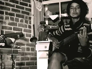 Krista Speroni and guitar 