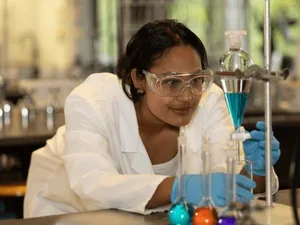 a student wearing appropriate ppe experiments in chemistry class