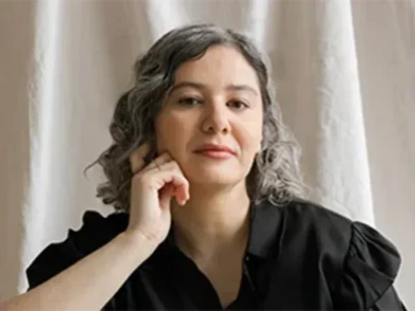Photo of the writer and translator Bruna Dantas Lobato with her chin resting on her hand 