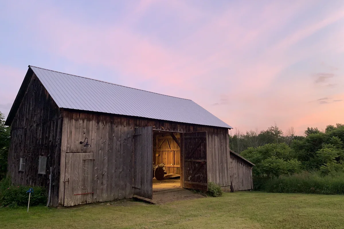 Image of historic Frost House barn