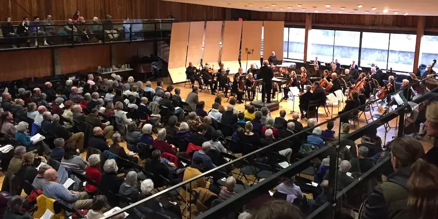 a full house attends symphony performance In greenwall