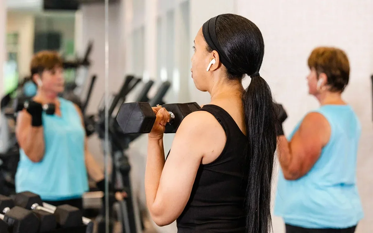 Two women weightlifting
