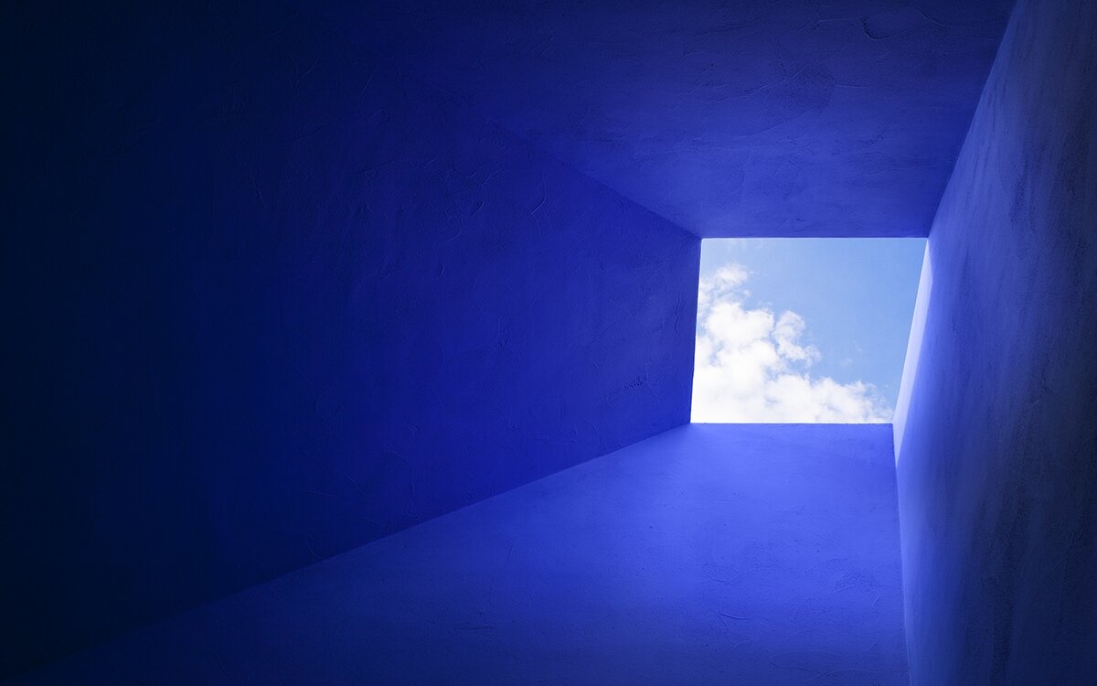 capa lens skylight with blue sky and walls