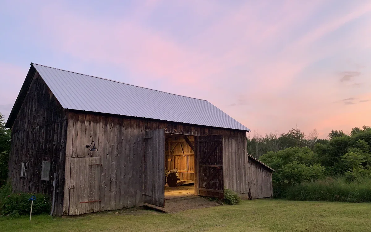 Image of historic Frost House barn