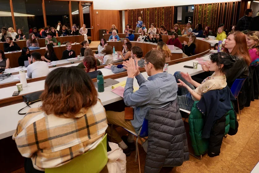 Image of crowd clapping