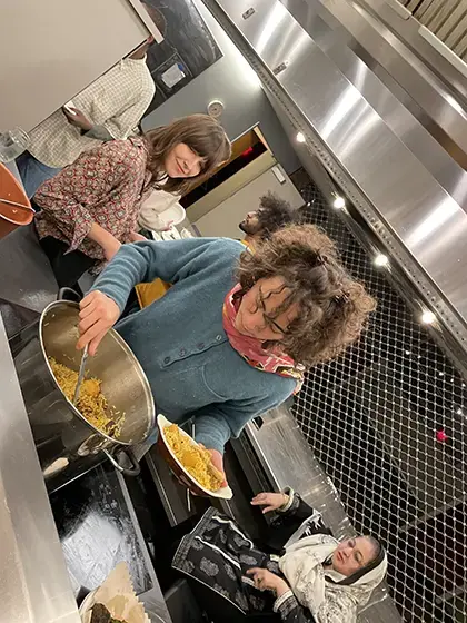 Image of students eating