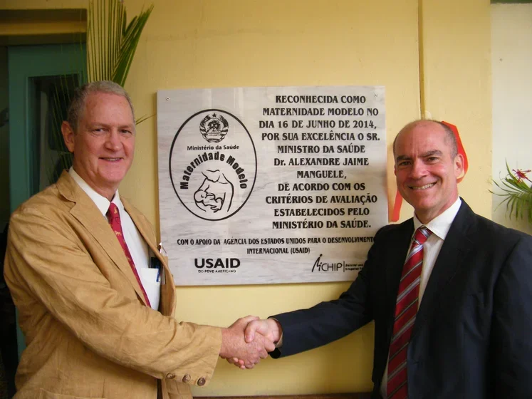 Alex Dickie (L), USAID Mission Director for Mozambique, and Eric Ramirez-Ferrero ’85 (R).