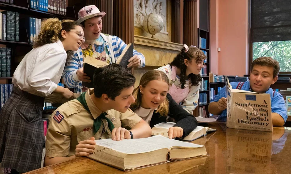 Image of people reading